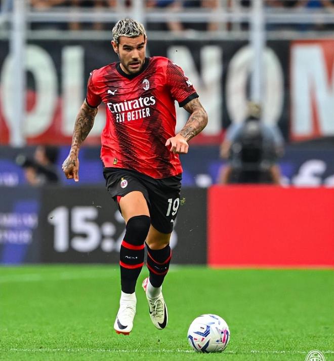 阿齐兹：太早丢球让局面困难，感谢远征球迷下雨还支持我们（阿齐兹：早失球使局势被动，感谢冒雨远征的球迷支持）