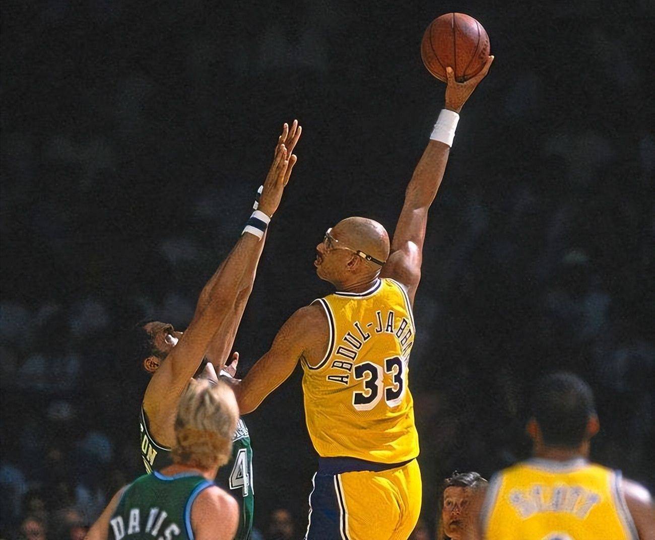 伊森首发搭档阿门收奇效，火箭大胜湖人20分，东契奇成提款机（伊森与阿门首发组合奏效，火箭20分大胜湖人，东契奇成“提款机”）