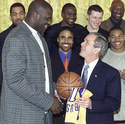 曼城斯特林末节进球助球队获胜（斯特林末段破门助曼城全取三分）