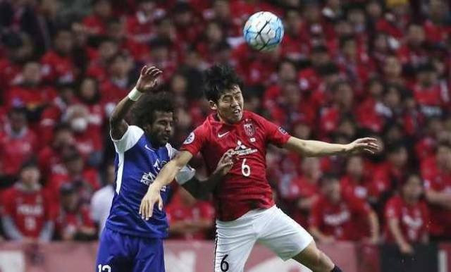 篮球湖人球迷热情支持球队（湖人球迷热烈力挺球队）