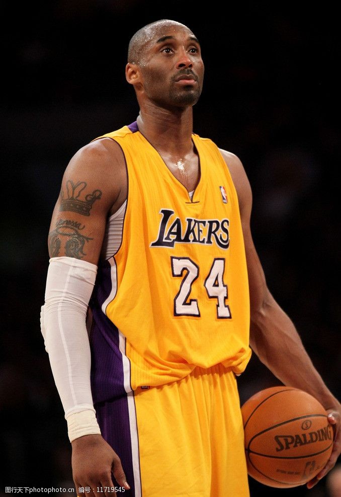 心系老东家，维尼修斯晒穿达尼洛弗拉门戈13号球衣打游戏（情牵旧主，维尼修斯晒身穿达尼洛弗拉门戈13号球衣打游戏）