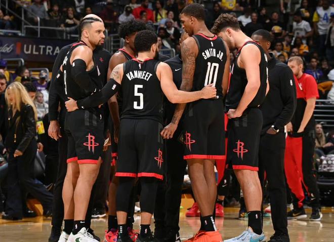 海港6日上午转道新加坡去新山，颜骏凌、徐新获颁纪念球衣（海港队6日上午经新加坡转赴新山，颜骏凌与徐新获赠纪念球衣）